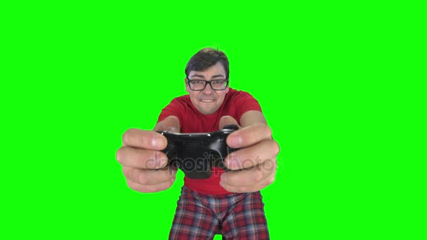 Gözlüklü adam oyun konsolunda oynamak yüz yapıyor. Yeşil ekran — Stok video