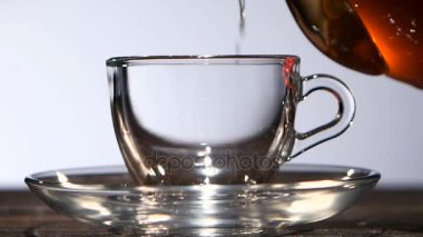 Kahvaltı için lezzetli kokulu siyah çay fincan. Ağır çekim