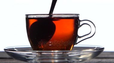 Portre. Çay kaşığı karıştırın içki bir cam kaba