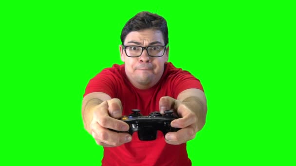 Mann mit Spielcontroller, der Videospiele spielt. Green Screen Studio — Stockvideo