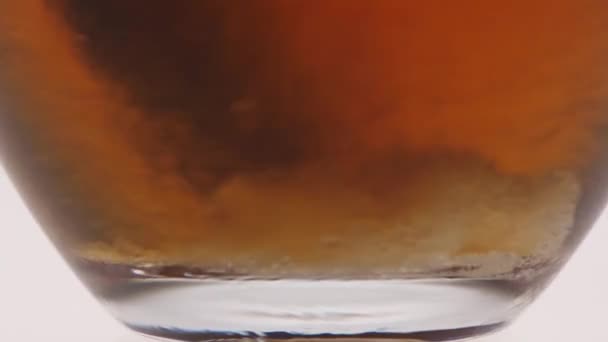 Gros plan. Sucre non dissous au fond tasse en verre avec thé 