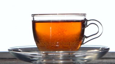 Fincan çay şeker kaşığı ekleyin. Portre. Ağır çekim