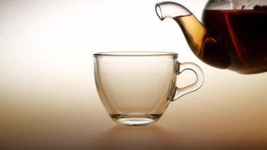 Çay çaydanlık cam bardağa dökülür. Ağır çekim