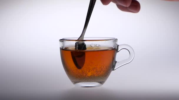 Cukier wymieszać w szklance z herbatą łyżką — Wideo stockowe