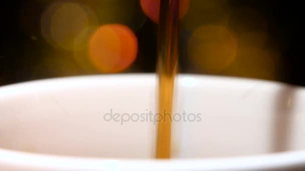 Vierte un chorro de café negro en una taza. Primer plano. — Vídeo de stock