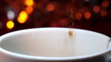 Siyah kahve beyaz bir kaba dökülür. Ağır çekim