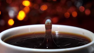 Bir fincan sıcak kahve düşen krem bırak