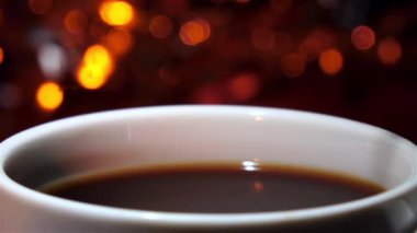 Bir fincan espresso dökülen süt. Yan görünümü. Portre