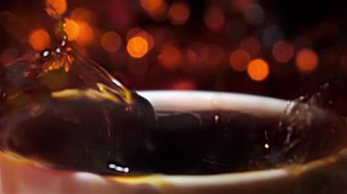 Şeker iki parça espresso fincan düşüyor. Portre