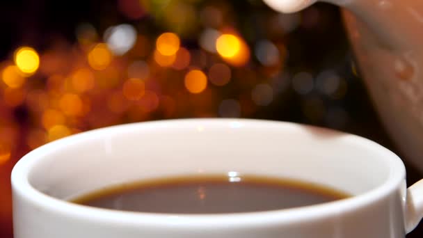 In schwarzem Kaffee gegossene Milch aus Milchkannen. Zeitlupe — Stockvideo