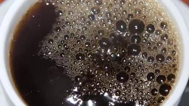 Café noir chaud avec mousse. Vue d'en haut. Mouvement lent 