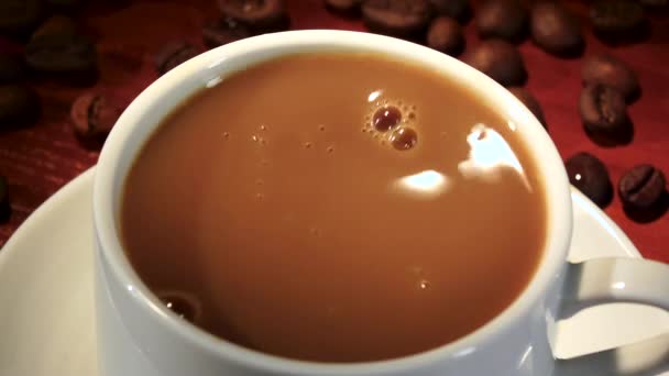 Dans le café avec du lait ajouté morceau de sucre et mélanger 