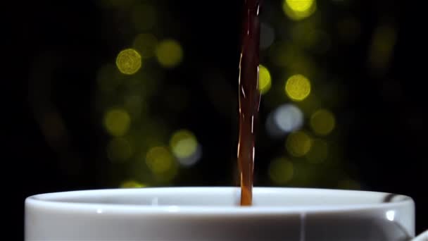 Zwarte warme koffie gegoten in de beker. Slow motion — Stockvideo