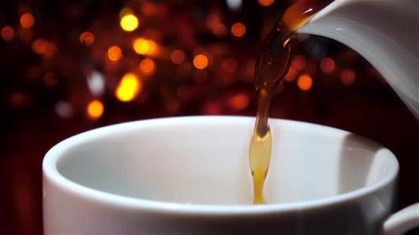 Dalla pentola versato caldo delizioso caffè aromatizzato. Rallentatore — Video Stock