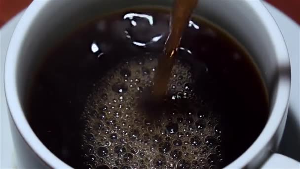 Hete zwarte koffie met schuim. Bovenaanzicht. Slow motion — Stockvideo