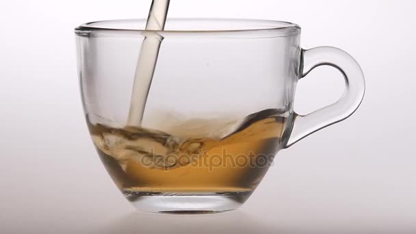 Tasse de délicieux thé noir parfumé pour le petit déjeuner. Mouvement lent 