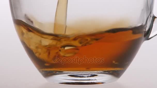 特写镜头。透明的杯子里倒了茶 — 图库视频影像