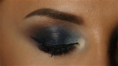 Bir akşam makyaj kızla kapatır ve gözlerini açar. Yakın çekim