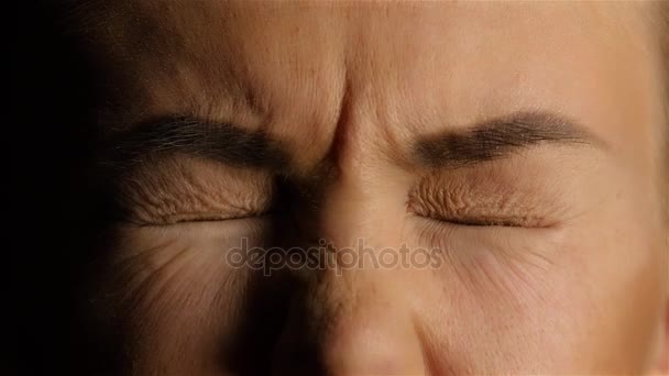 Meisje met slecht gezichtsvermogen rimpels zijn neus en de loensende ogen. Close-up — Stockvideo