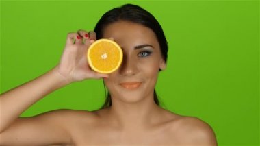 Kız turuncu gözler, gülümsüyor kapatır ve turuncu kaldırır. Yeşil ekran