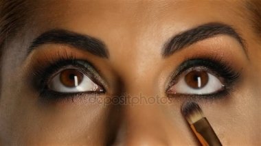 Make up seyir ile kız, ona makyaj visagiste fırça ayarlar. Yakın çekim
