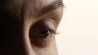 Zavallı görme aşınma lensler ile kız. Yakın çekim. Beyaz arka plan. Ağır çekim