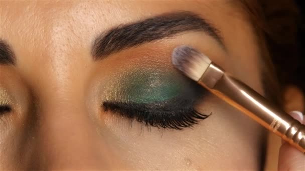 Mädchen mit einem Abend Make-up mit geschlossenen Augen, Make-up Pinsel färbt Augenlid. Nahaufnahme — Stockvideo