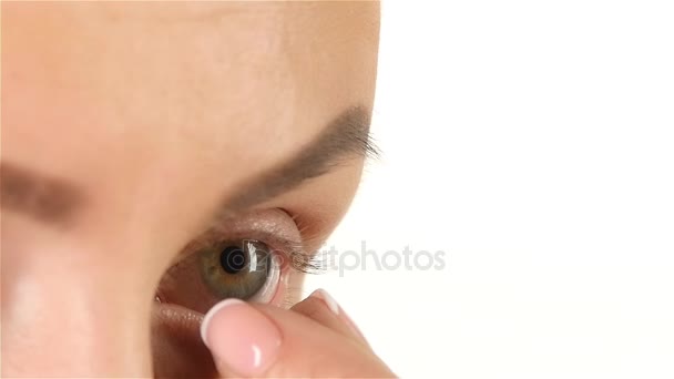 La chica con mala vista quita la lente. De cerca. Fondo blanco. Movimiento lento — Vídeos de Stock