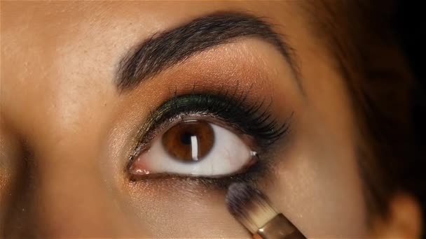 Meisje met make-up opzoeken, visagiste borstel past haar mak EVP. Close-up. Slow motion — Stockvideo