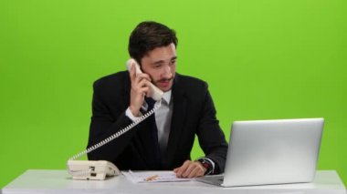 Patron sinirli ve hoşnutsuzluk köle telefonla ifade eder.