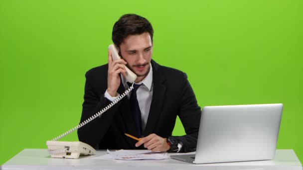 Homem satisfeito com o progresso das conversas ao telefone — Vídeo de Stock