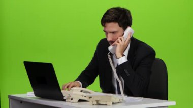 Patron adam cevap birkaç telefon görüşmesi için tedirgin. Yeşil ekran