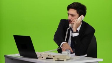 Ofis Müdürü iş, adam mutsuz errands yüklü. Yeşil ekran