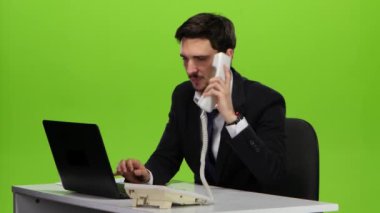 Telefon görüşmesinde bir adam ofis gerginler. Yeşil ekran