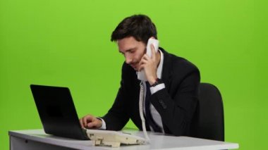 Adam isteksizce telefon alır