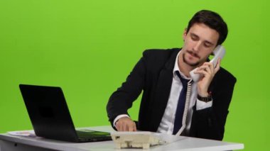 Adam son çalışma günü evde aramalar ofis