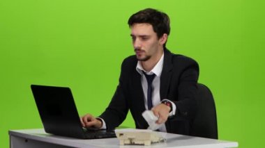 İşadamı haber ile bir telefon görüşmesi duydum sevinir.