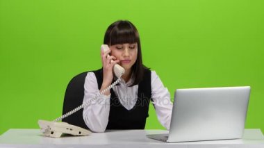 Kadın telefonu çağrıya yanıt verir. Yeşil ekran
