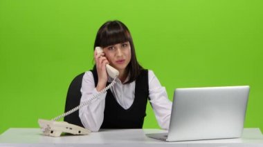 Bir iş yeri sabit telefonda konuşurken kız
