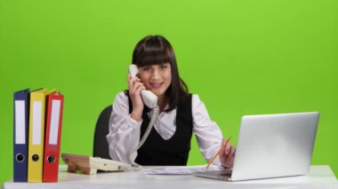 Onun ofisinden gelen telefonla bahseden kadın. Yeşil ekran
