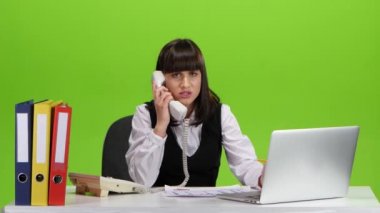 Kadın patron tarafından telefonla haklı olduğunu. Yeşil ekran
