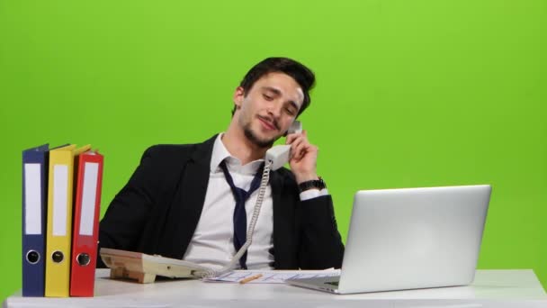 Ο χαλαρός άνθρωπος καλεί το τηλέφωνο από το γραφείο. Πράσινο sreen — Αρχείο Βίντεο