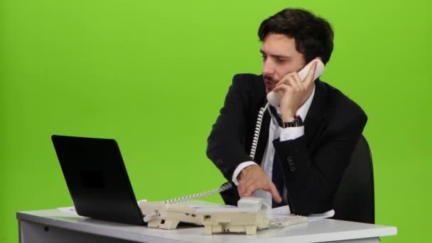 El gerente de la oficina cargó recados en el trabajo, hombre infeliz. Pantalla verde — Vídeo de stock