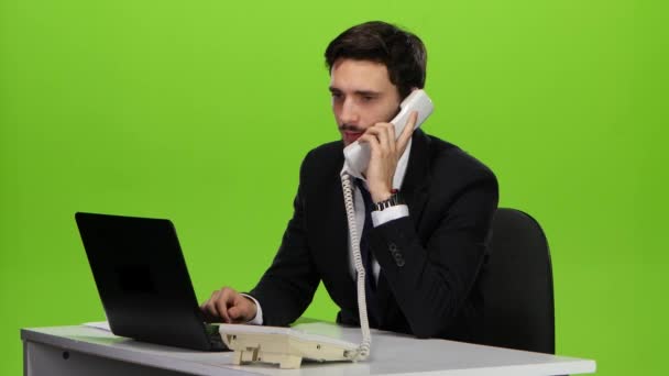전화 대화는 사무실에서 남자입니다. 녹색 화면 — 비디오