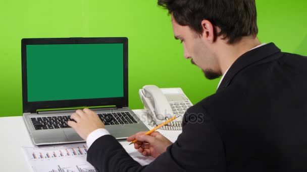 Green Screen Laptop auf einem Schreibtisch Büroarbeiter Mann. Studio — Stockvideo