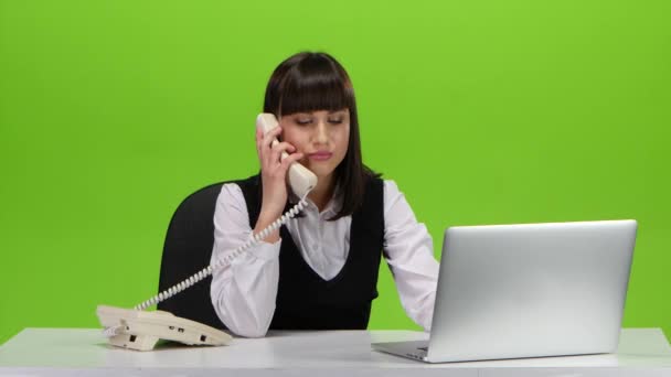 Γυναίκα απαντάει την τηλεφωνική κλήση. Πράσινη οθόνη — Αρχείο Βίντεο