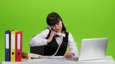 Kadın ofiste yoğun çalışma telefon görüşmesi dağıttı
