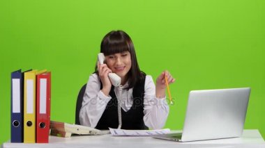 İşyeri telefonundan flört kız. Yeşil ekran