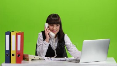Kadın çok memnun iş telefon görüşmesi için bayram yapıyor. Yeşil ekran