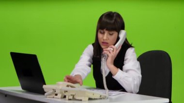 Kadın Yönetici tedirgin yanıt için birkaç telefon görüşmesi. Yeşil ekran